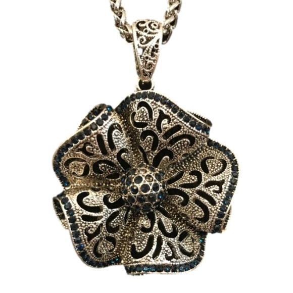 FLOWER NECKLACE ✨✨✨ - Picture 2 of 5